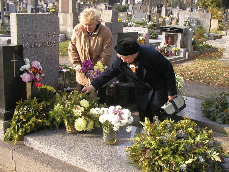 Dušičky přivádějí ke hřbitovům nejen pozůstalé, ale i zloděje, Kontroly strážníků jsou proto častější.