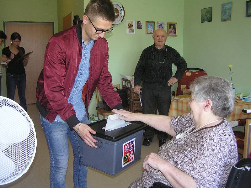 EUROVOLBY. Za seniory přišli v Domově důchodců Reynkova zástupci volebních komisí na požádání i na pokoj.