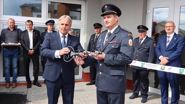 Hasiči ve Ždírci se radují z nové hasičárny. Starosta města Bohumír Nikl předal klíč od nové hasičárny starostovi hasičů Ondřeji Málkovi.