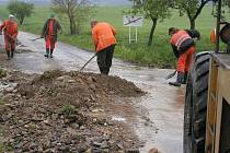 VELKÁ VODA. Voda a bahno se do Malče valily s obrovskou silou.