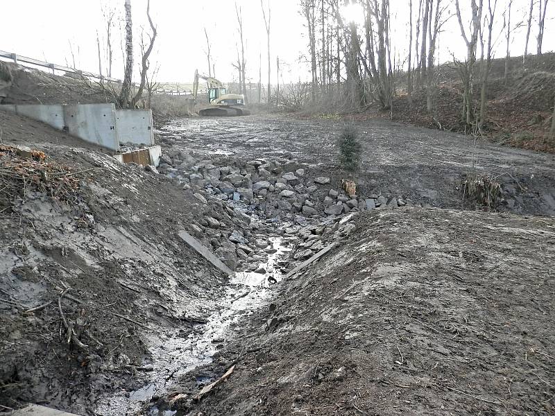 Obnova rybníka v Brzkově.