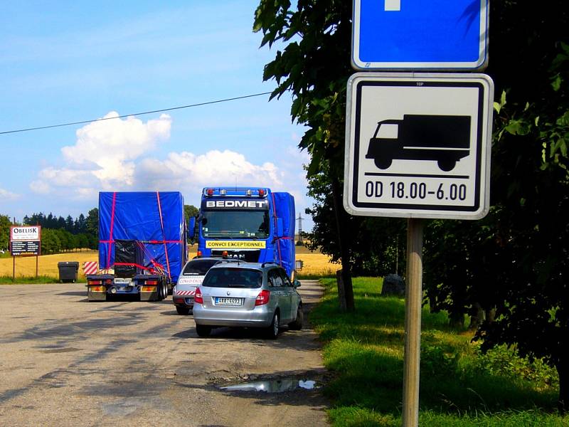 Parkoviště u odbočky ke smuteční obřadní síni a hřbitovu v Havlíčkově Brodě.