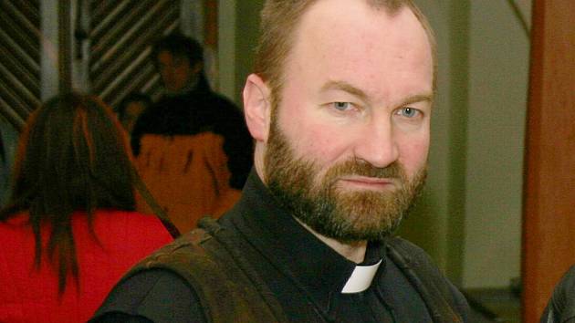 Dvaapadesátiletý kněz  z Havlíčkova Brodu  Erik Tvrdoň usedne  na lavici obžalovaných.