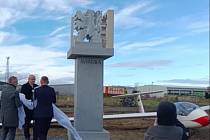 Pomník Aviatika od výtvarníka Radomíra Dvořáka odhalili v sobotu odpoledne na letišti v Havlíčkově Brodě.