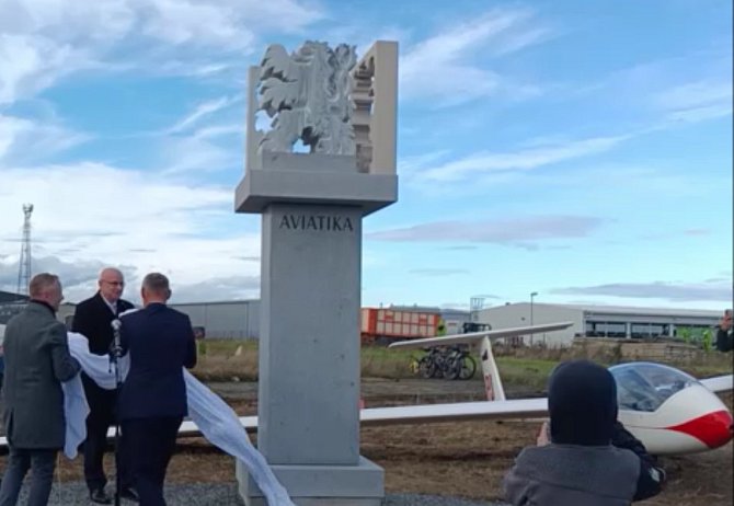 Pomník Aviatika od výtvarníka Radomíra Dvořáka odhalili v sobotu odpoledne na letišti v Havlíčkově Brodě.