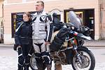 Kateřina Kadlusová z Ledče nad Sázavou a její partner Fanda Nykl vyrazili na své motorce BMW R1150GS (přezdívané brambora) na cestu kolem světa. V sedle motorky strávili 560 dní.