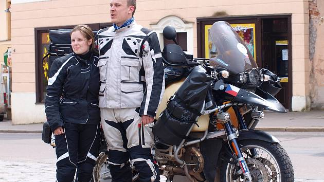 Kateřina Kadlusová z Ledče nad Sázavou a její partner Fanda Nykl vyrazili na své motorce BMW R1150GS (přezdívané brambora) na cestu kolem světa. V sedle motorky strávili 560 dní.