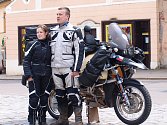 Kateřina Kadlusová z Ledče nad Sázavou a její partner Fanda Nykl vyrazili na své motorce BMW R1150GS (přezdívané brambora) na cestu kolem světa. V sedle motorky strávili 560 dní.