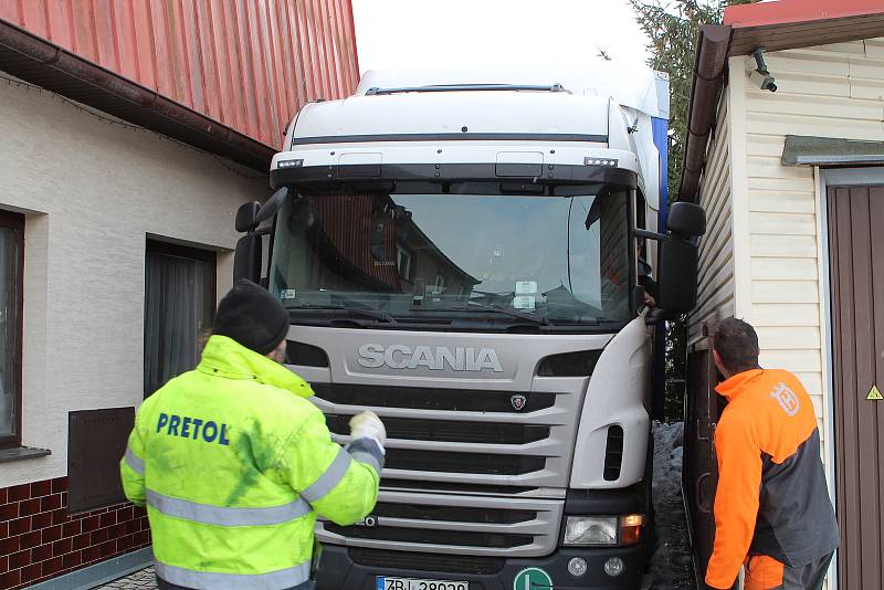 Dlouhé čtyři hodiny trvalo vyprošťování polského kamionu, který v noci z pondělí na úterý uvízl v těsných uličkách poblíž centra v Chotěboři na Havlíčkobrodsku.