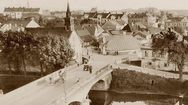 Historie havlíčkobrodských mostů přes řeku Sázavu je hodně košatá. V místech u dnešního kostela sv. Kateřiny (vpravo) jich během  uplynulých staletí stávalo hned několik a některé z nich nepřežily ničivé povodně.