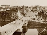Historie havlíčkobrodských mostů přes řeku Sázavu je hodně košatá. V místech u dnešního kostela sv. Kateřiny (vpravo) jich během  uplynulých staletí stávalo hned několik a některé z nich nepřežily ničivé povodně.
