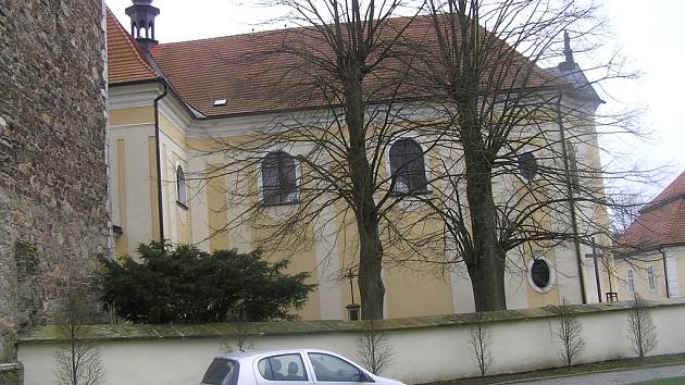 Církevní památka v Přibyslavi už léta bojuje s vlhkostí.  Pomoci by jí nyní mohla unikátní „odsolovací“ metoda, kterou schvalují i památkáři. 