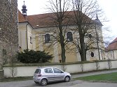 Církevní památka v Přibyslavi už léta bojuje s vlhkostí.  Pomoci by jí nyní mohla unikátní „odsolovací“ metoda, kterou schvalují i památkáři. 