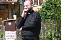 Erik Tvrdoň působil jako farní vikář brodského římskokatolického děkanství a sloužil také například v nedalekém Pohledu. 