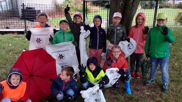 Děti uklidily park Budoucnost a blízké ulice v okolí školy
