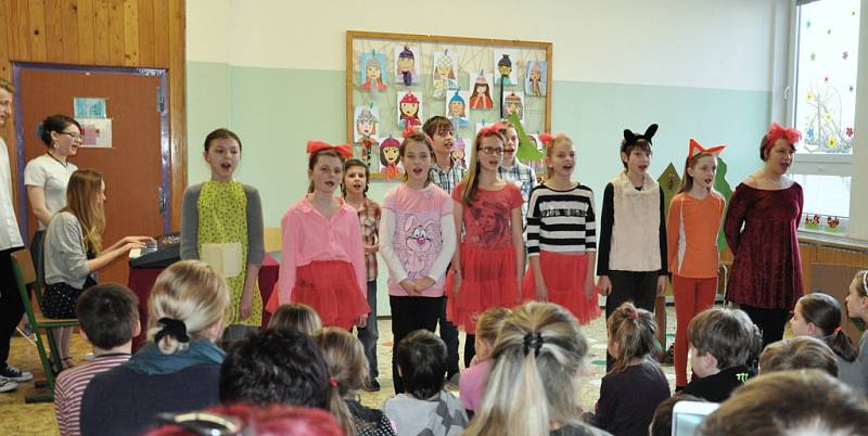 Žáci Základní školy Konečná v Havlíčkově Brodě si koncem minulého týdne pro rodiče připravili divadelní představení Koblížek na vandru.