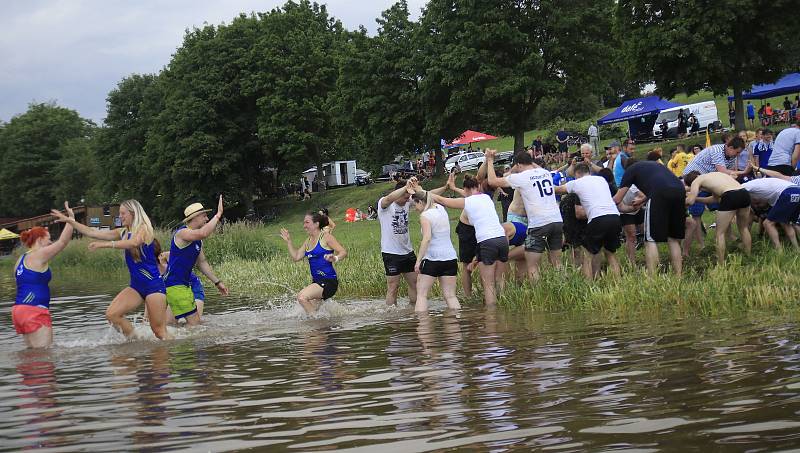 Závody dračích lodí na rybníku Řeka