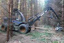 Harvestor Rottne H-8. Tento moderní stroj si nedávno, a to díky dotaci z EU, Lesní družstvo ve Štokách pořídilo. Úzký podvozek s paralelní hydraulickou rukou vyžaduje jen velmi málo manévrovacího prostoru, a proto je tento stroj šetrný k lesnímu porostu.