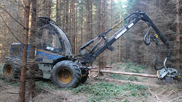 Harvestor Rottne H-8. Tento moderní stroj si nedávno, a to díky dotaci z EU, Lesní družstvo ve Štokách pořídilo. Úzký podvozek s paralelní hydraulickou rukou vyžaduje jen velmi málo manévrovacího prostoru, a proto je tento stroj šetrný k lesnímu porostu.