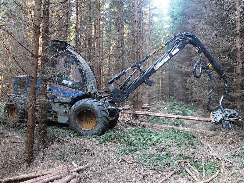 Harvestor Rottne H-8. Tento moderní stroj si nedávno, a to díky dotaci z EU, Lesní družstvo ve Štokách pořídilo. Úzký podvozek s paralelní hydraulickou rukou vyžaduje jen velmi málo manévrovacího prostoru, a proto je tento stroj šetrný k lesnímu porostu.