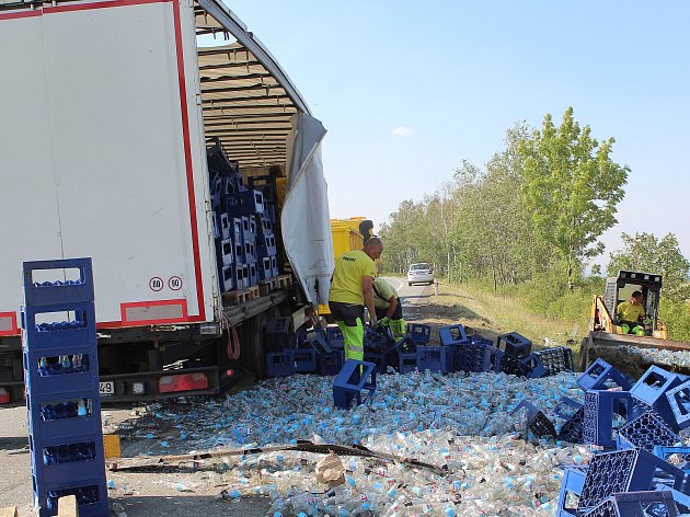 OBRAZEM: Kamion s nákladem limonád se převrátil na bok