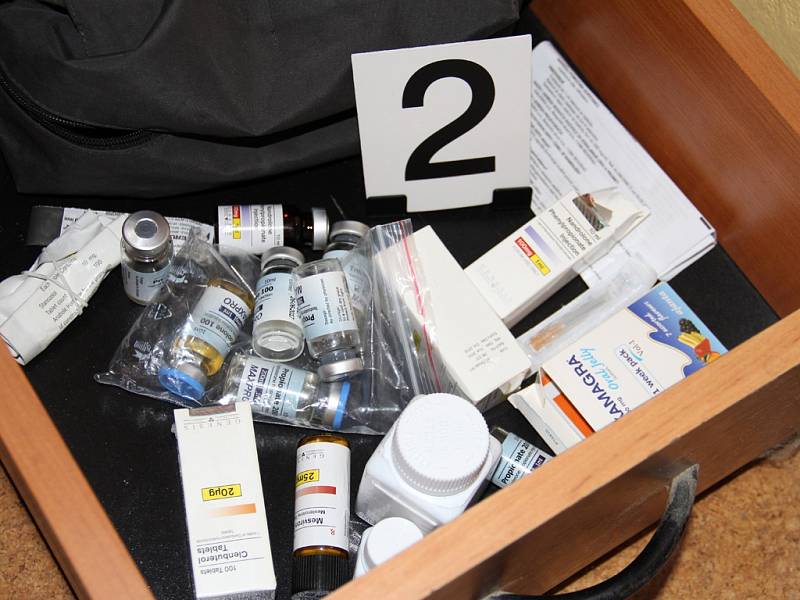 Při prohlídkách domácností členů gangu našli policisté stovky injekčních dávek a desítky tisíc tablet.