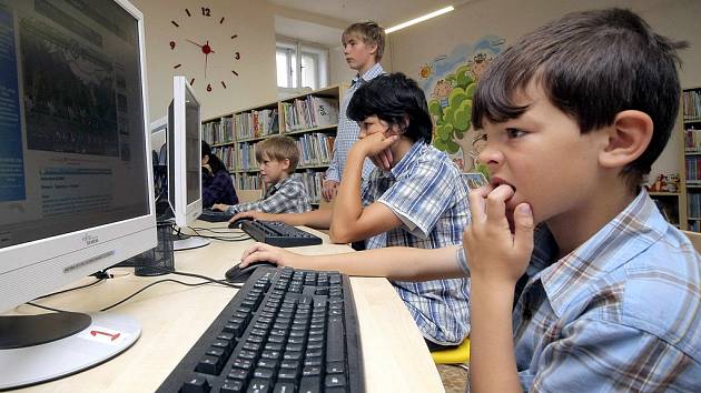 Dětské oddělení. V knihovně je kromě knih k dispozici i technika  s hrami a připojením na internet.