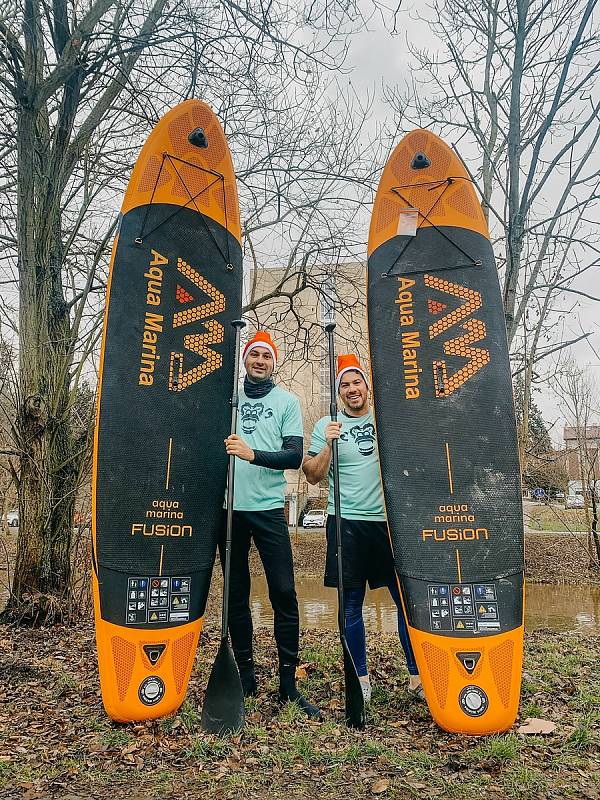 Plavby na paddleboardu spojená s oznámením termínu překážkového závodu Monkey Race se již stává pro Ondřeje Rázla a Lukáše Blažka tradicí.