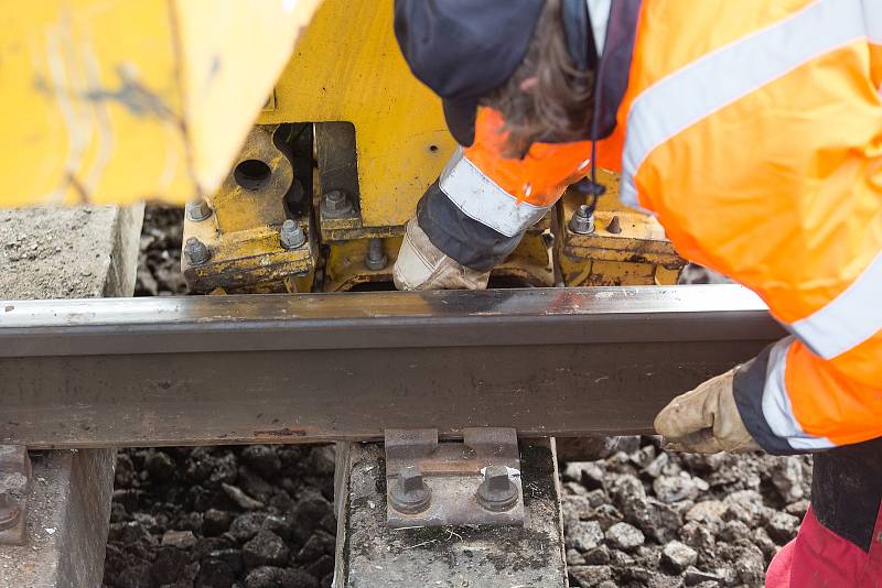 Rekonstrukce železničního mostu přes řeku Sázavu na trati Havlíčkův Brod - Pardubice - Rosice nad Labem.