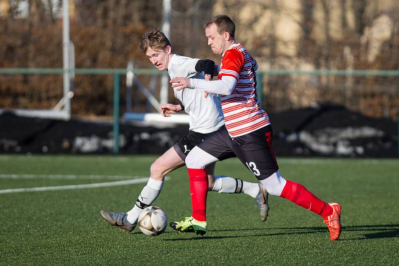 Přípravné fotbalové utkání mezi fotbalisty FK Pelhřimov (v bílých dresech) a AFC Humpolec.
