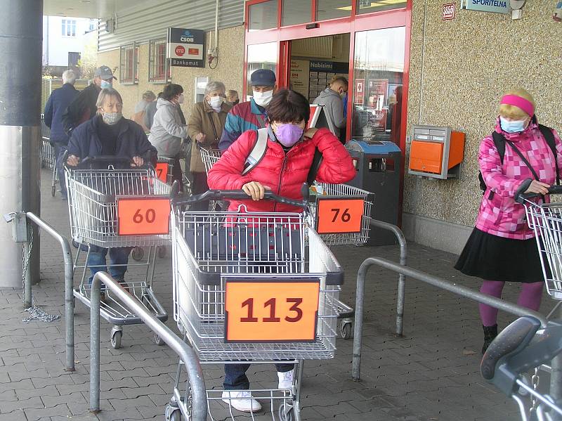 Zákazníci obchodů v Havlíčkově Brodě si stěžují na nová vládní opatření.