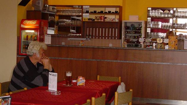 Na prodej. Kulturní dům v Libici má  novou pěknou hospodu a bar.