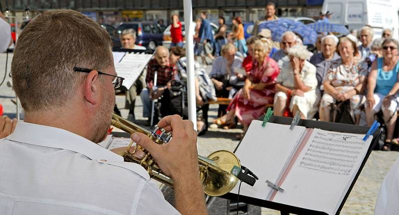 V rámci zpestření kulturního života v Jihlavě se na promenádním koncertě představil dechový orchestr Sklenařinka. 