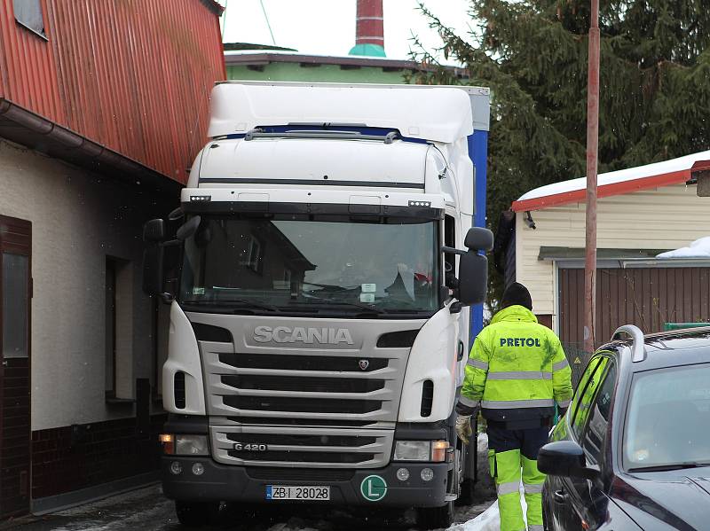 Dlouhé čtyři hodiny trvalo vyprošťování polského kamionu, který v noci z pondělí na úterý uvízl v těsných uličkách poblíž centra v Chotěboři na Havlíčkobrodsku.