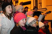 Vloni si Havlíčkobrodský deník zazpíval koledy společně s dětmi ze světelského folklorního souboru Škubánek.