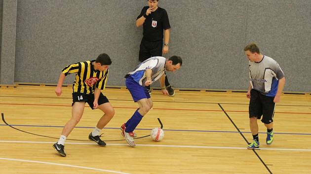 Postup si fotbalisté Přibyslavi (v pruhovaném) zajistili až v posledním zápase ve skupině, kdy porazili Pohled 3:0. V semifinále nestačili na brodský Slovan, se kterým prohráli 6:0. 