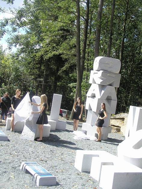  Monument Radomíra Dvořáka nezaujal jen dospělé. Jako klouzačka udělal radost i dětem.