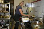 Poprvé po dvou měsících kuchařka Petra Pejzlová a její kolegové vařili za normálního provozu.