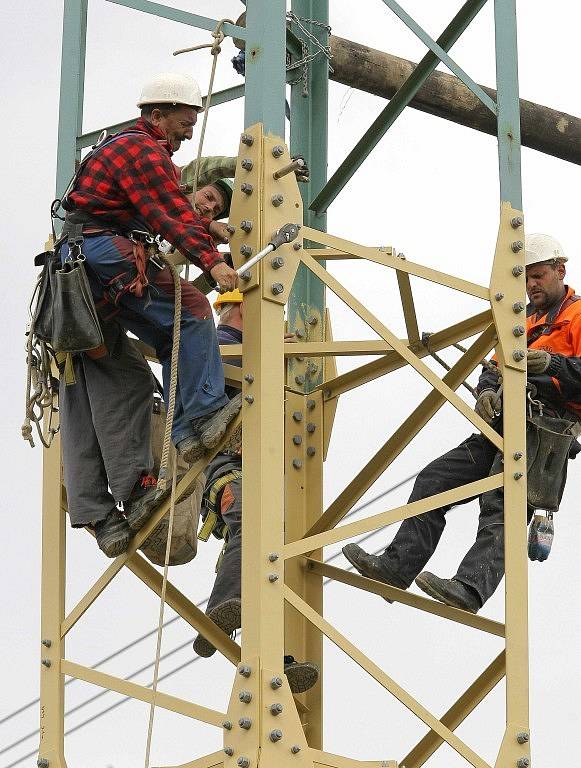 Specializovaná firma zvýšila výšku stožárů vysokého napětí na Havlíčkobrodsku.