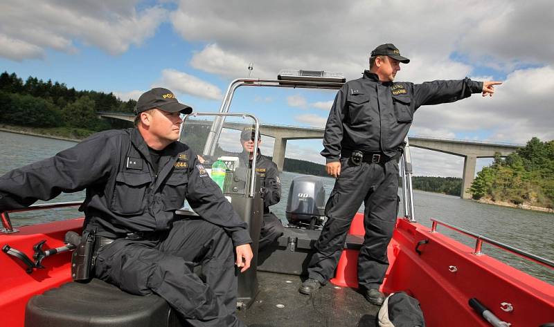 Policisté v pondělí prováděli kontrolu na vodní nádrži Želivka.