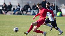 V podzimní divizní derniéře zdolali fotbalisté Havlíčkova Brodu (v černobílém) krajského rivala ze Staré Říše (v červeném) 2:0.