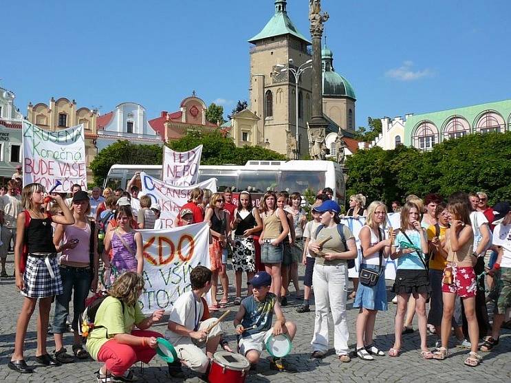 Rodiče s dětmi opět demonstrovali na Havlíčkově náměstí.