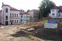Nyní probíhá příprava území pro přístavbu nového domova pro seniory se zvláštním režimem.  K demolici pavilonu číslo deset dojde v polovině července.