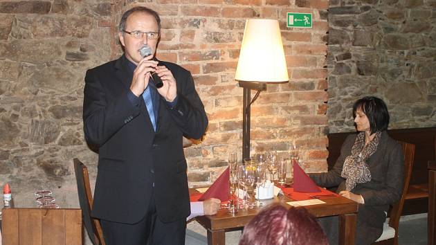Ředitel Obchodní akademie a Hotelové školy Jiří Forman přivítal první hosty právě otevřené restaurace Pod Starou radnicí. 