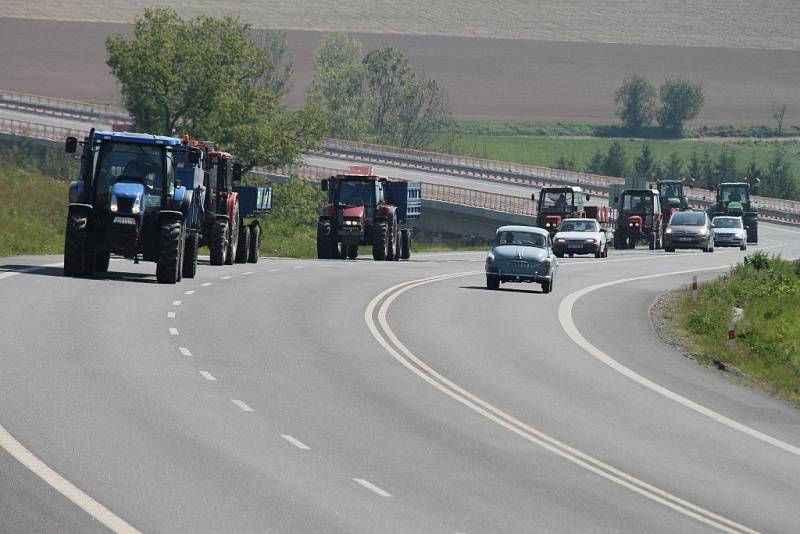 Protestní jízda zemědělců u České Bělé.