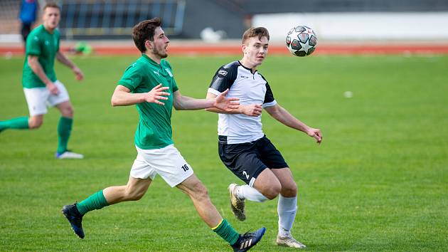 Divizní fotbalisté Havlíčkova Brodu (v bílých dresech) zdolali v dalším kole naší čtvrté nejvyšší soutěže Slavoj Polná 2:1. V tabulce se tak dál drží v jejím středu.