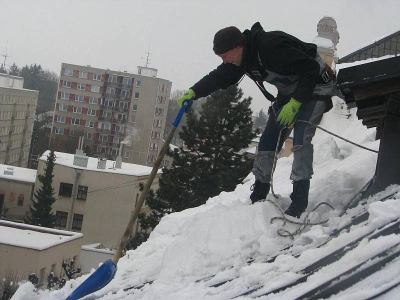 Obratnost a odvahu prokázali ve středu dopoledne zaměstnanci firmy Raex, kteří shazovali sníh ze střechy školy v havlíčkobrodské Štáflově ulici. 