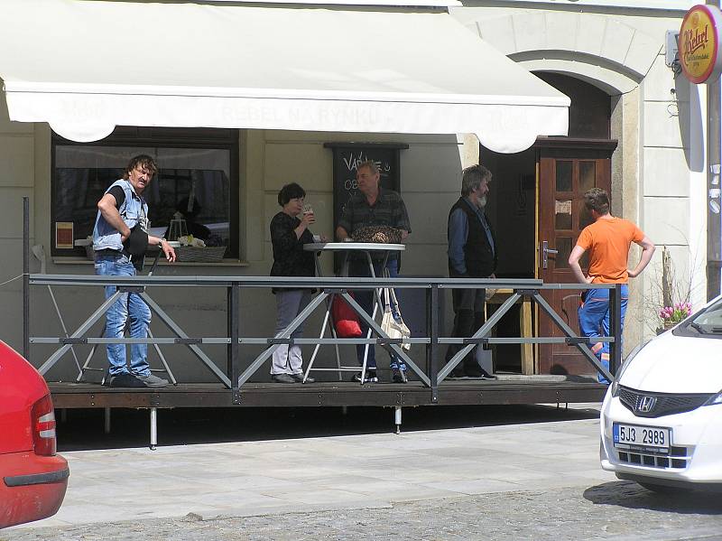 Zahrádky u kaváren a restaurací se od pondělí znovu otevřou, podmínkou návštěvy je testování či ukončené očkování.Foto:Deník/Štěpánka Saadouni