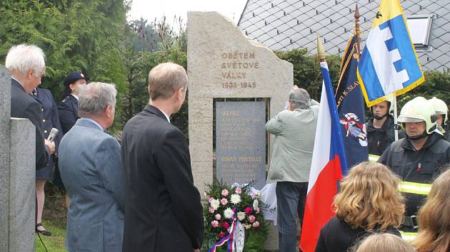 Pomník, který byl v úterý slavnostně odhalen na starém hřbitově v Lipnici nad Sázavou, připomíná dvacet místních obětí nacistické okupace. 
