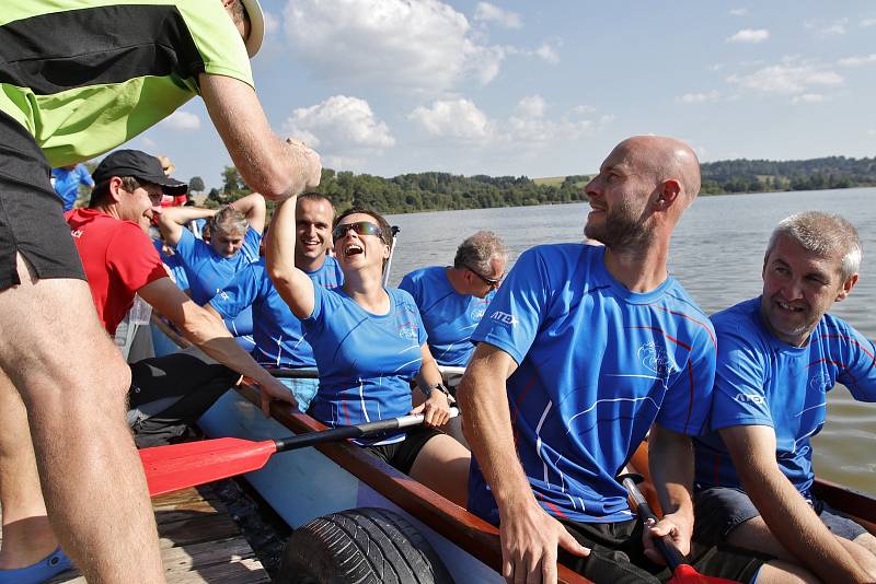 Závody dračích lodí na rybníku Řeka.